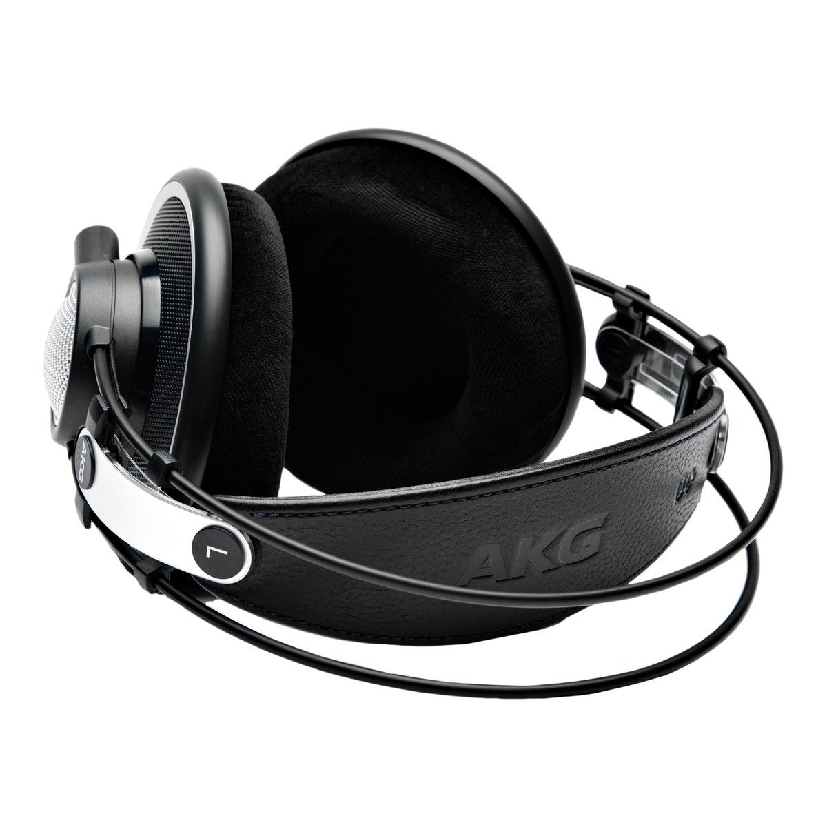   AKG K702