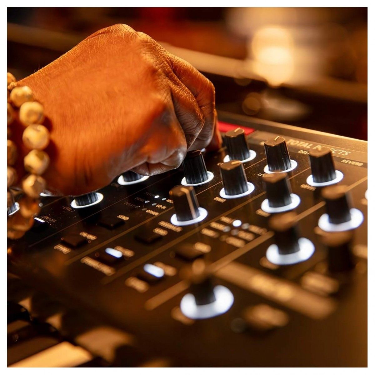 ����������� �������� ������� ROLAND V-STAGE 76