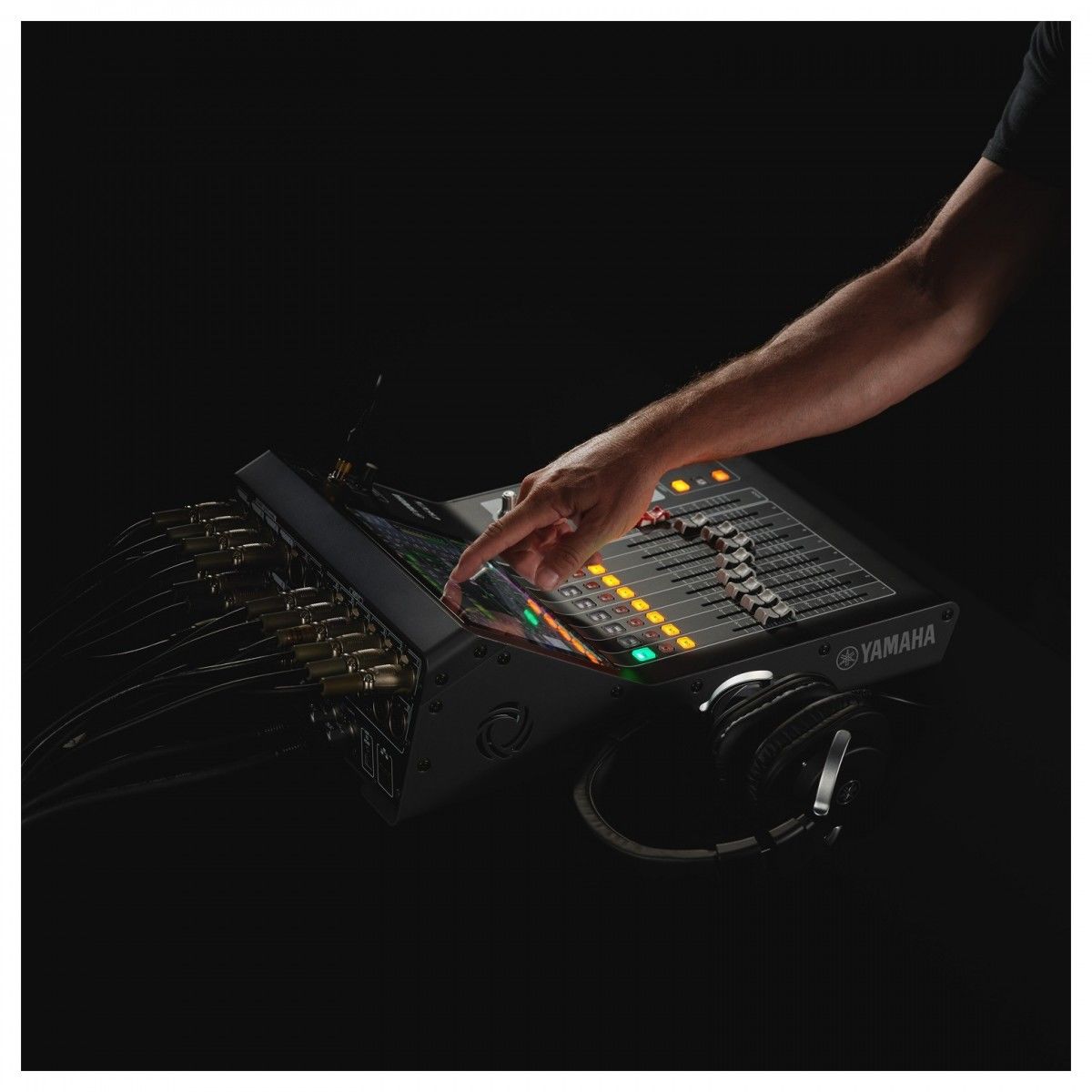 �������� ������ Yamaha DM3 � 16 �������� � ���������� Dante